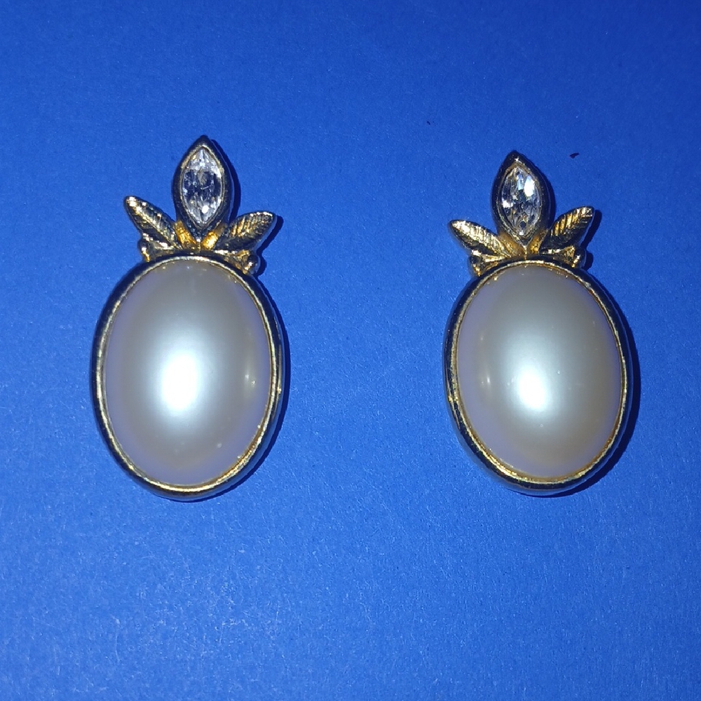 Elegant Gold and Cream Earrings
